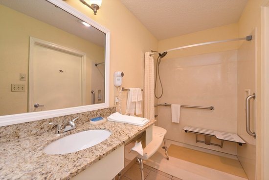 Best Western Plus Santee Inn — Bathroom