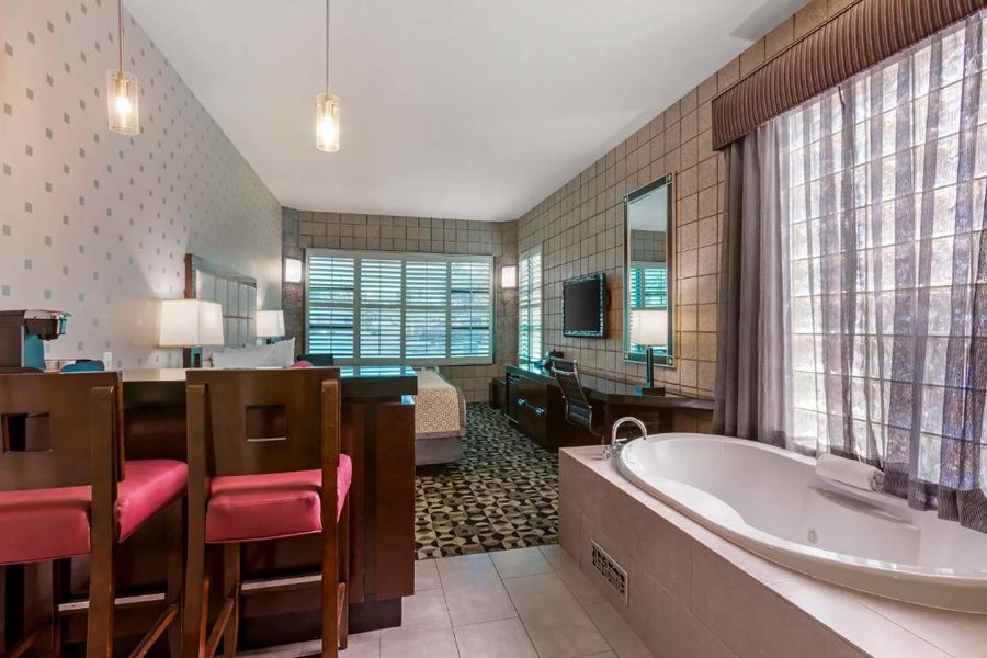 Best Western Plus Scottsdale Thunderbird Suites — Bathroom