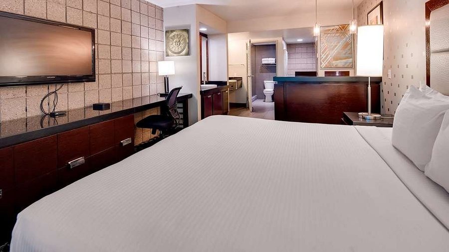 Best Western Plus Scottsdale Thunderbird Suites — Guest room