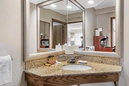 Best Western Plus Silver Saddle Inn — Bathroom