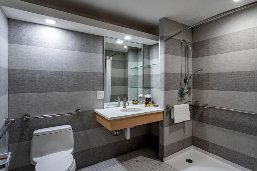 Best Western Plus Soho Hotel — Bathroom