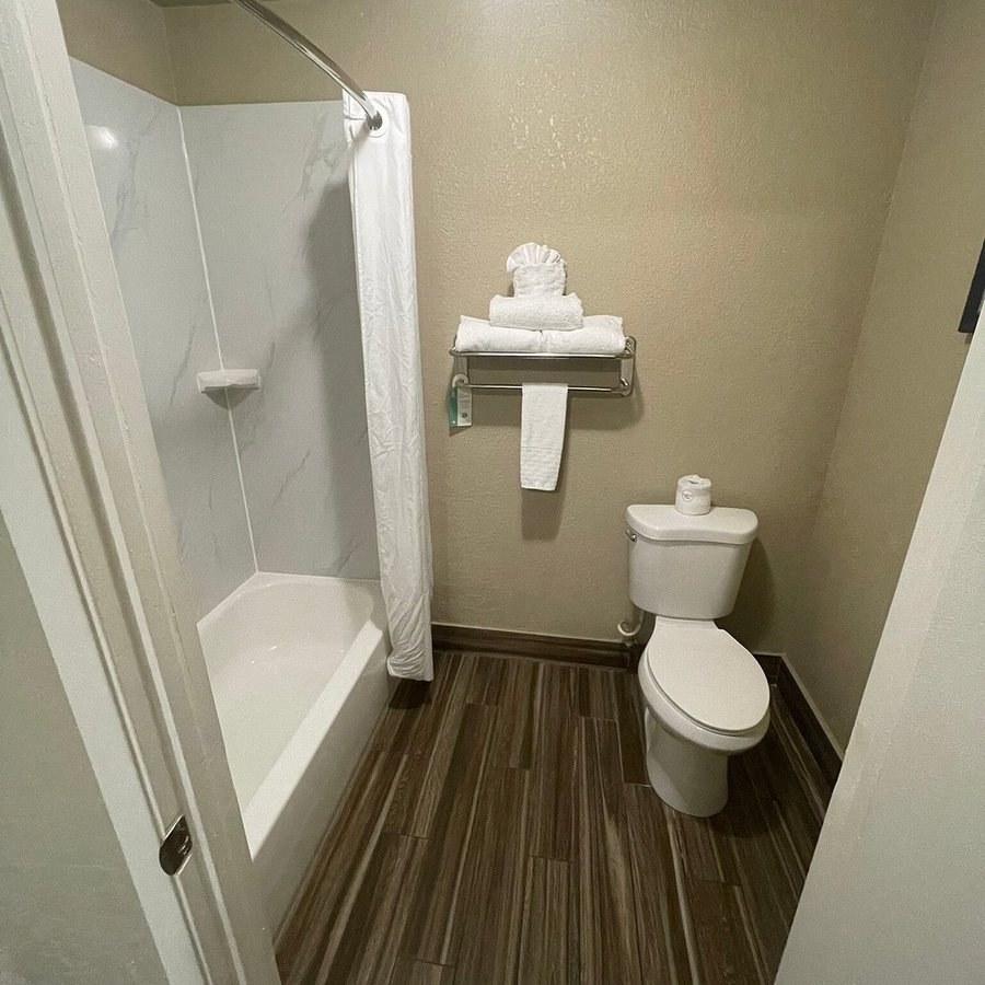 Best Western Plus Sonora Oaks Hotel Conference Center — Bathroom
