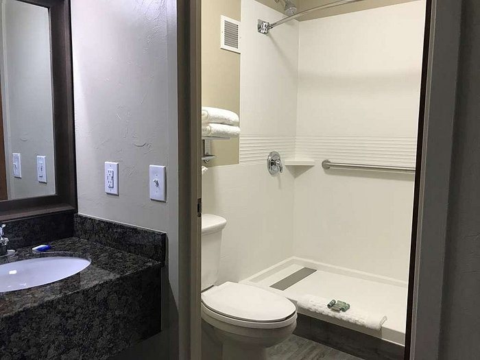 Best Western Plus Sparks Reno Hotel — Bathroom