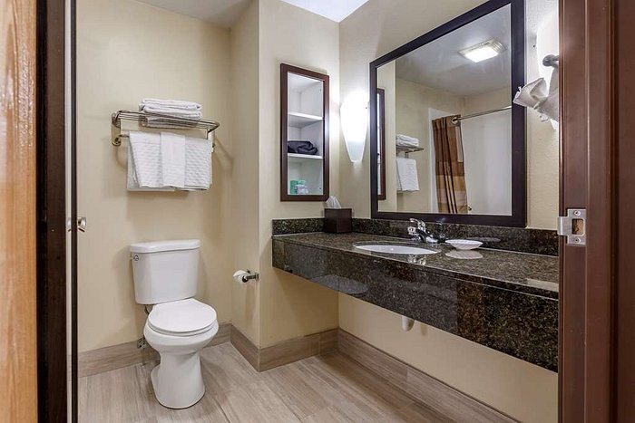 Best Western Plus Sparta Trail Lodge — Bathroom