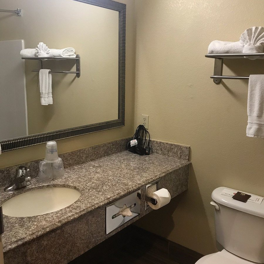 Best Western Plus Springfield Airport Inn — Bathroom