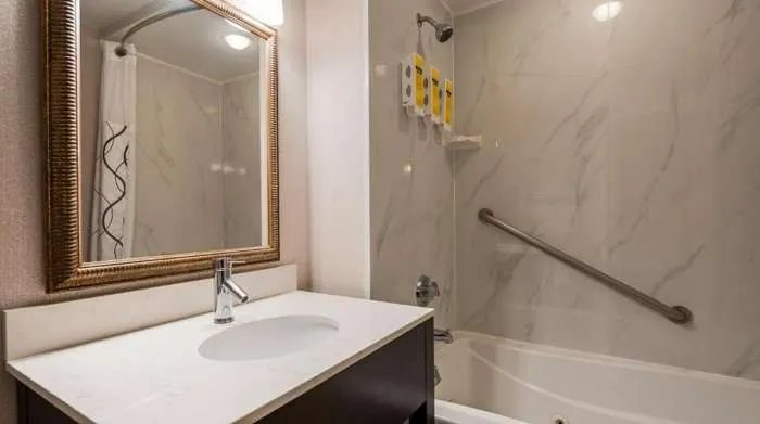 Best Western Plus St Christopher Hotel — Bathroom
