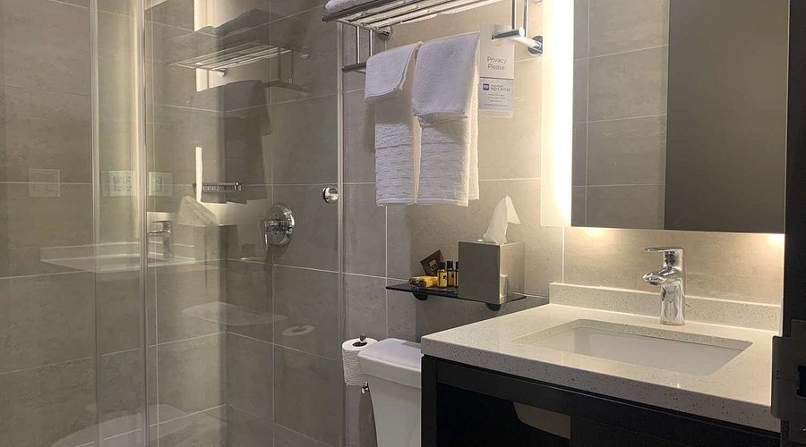 Best Western Plus Stadium Inn — Bathroom