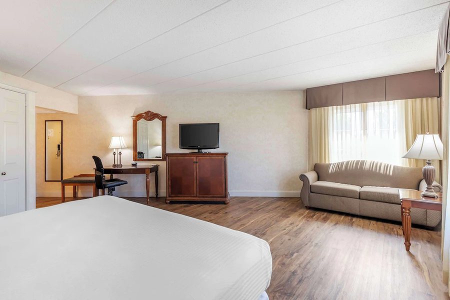 Best Western Plus Steeplegate Inn — Guest room