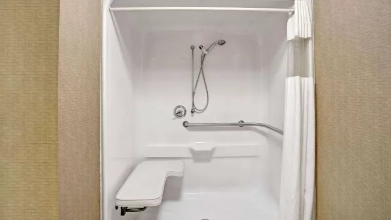 Best Western Plus Strawberry Inn Suites — Bathroom