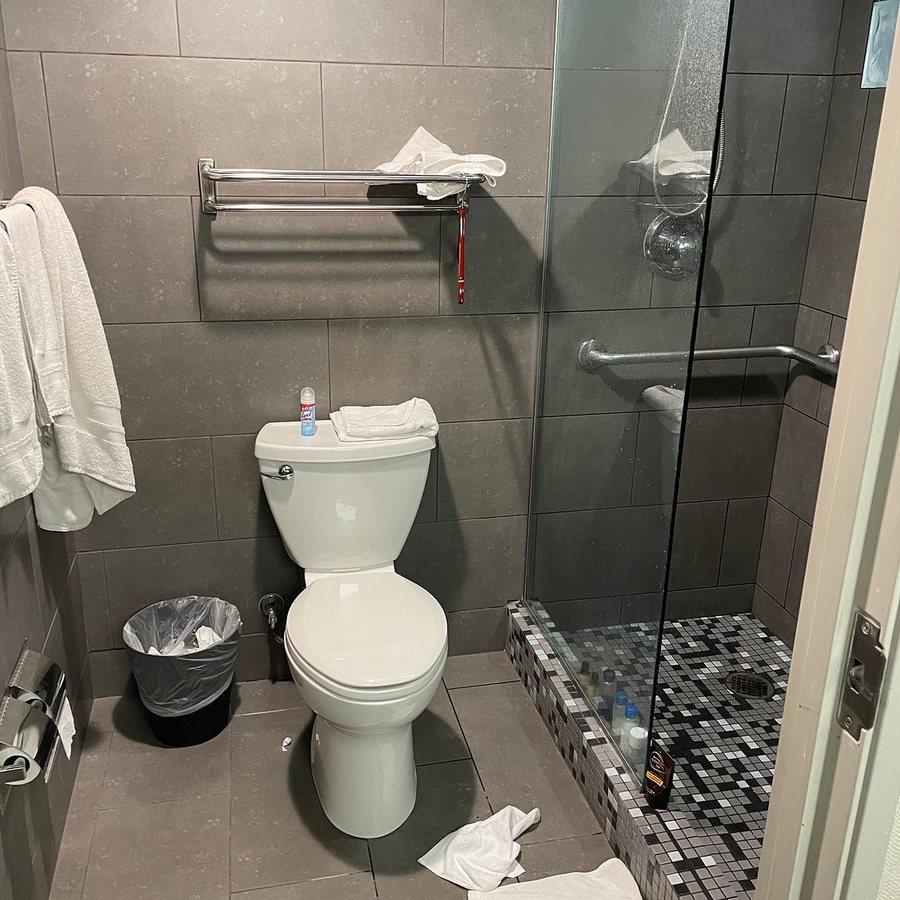 Best Western Plus Sundial — Bathroom