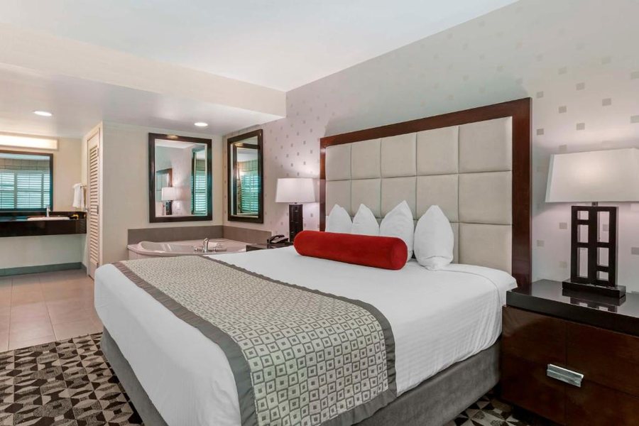 Best Western Plus Sundial — Guest room