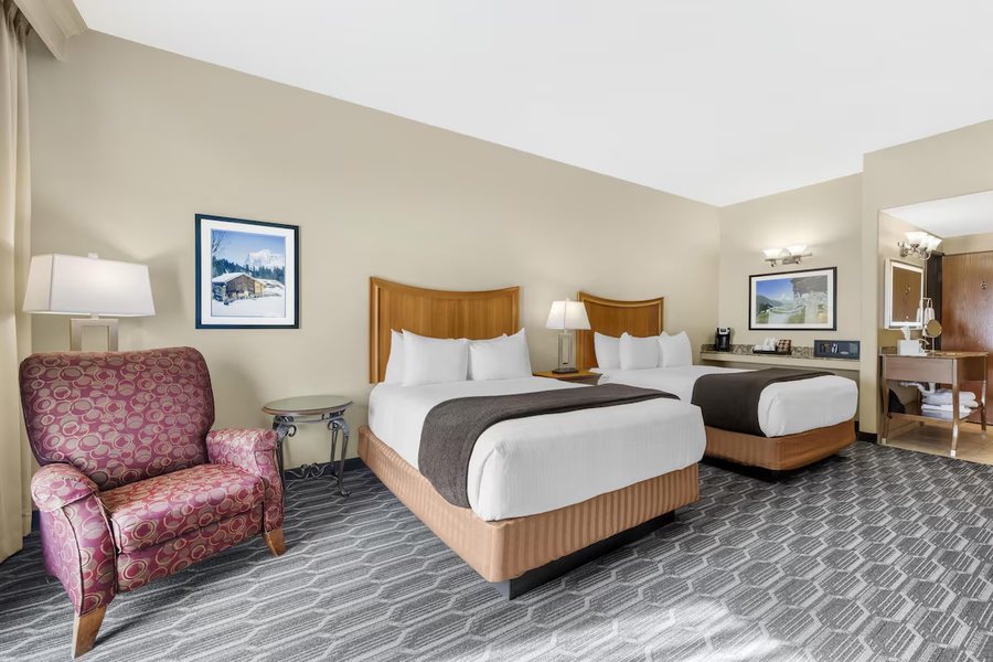 Best Western Plus Swiss Chalet Hotel Suites — Guest room