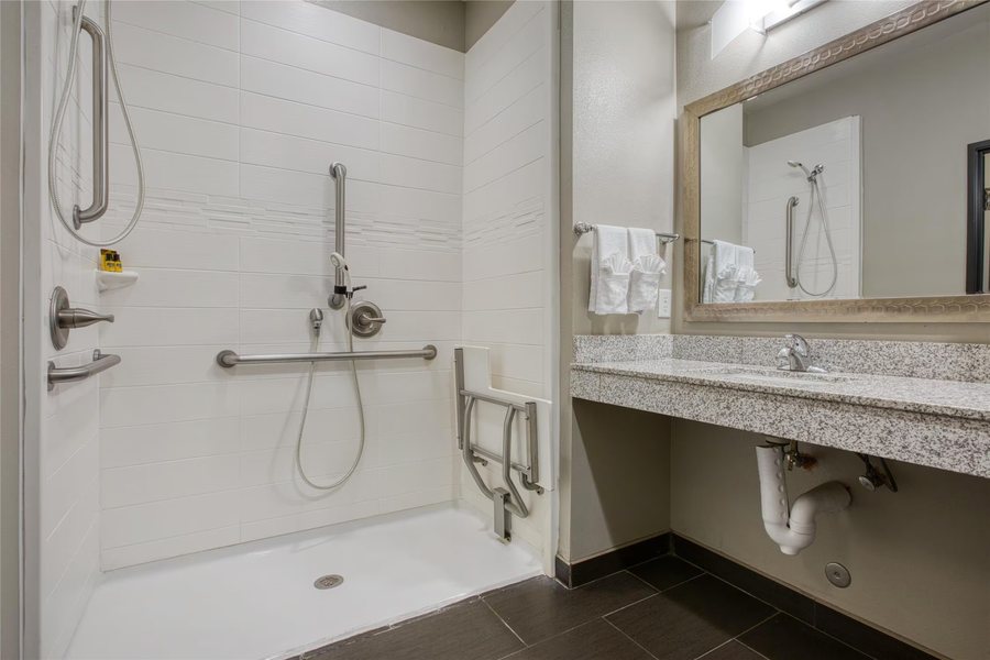 Best Western Plus Tech Medical Center Inn — Bathroom