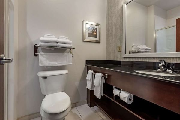 Best Western Plus The Hammondsport Hotel — Bathroom