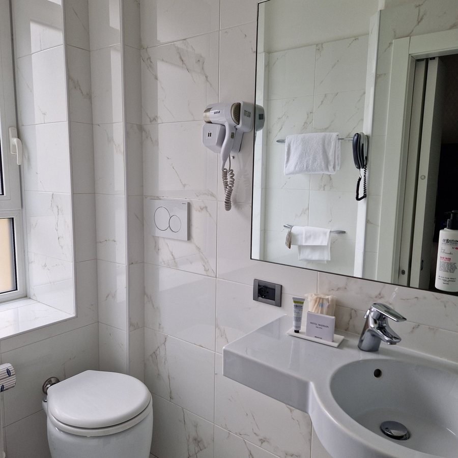 Best Western Plus The Hub Hotel — Bathroom