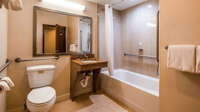 Best Western Plus The Inn Suites At The Falls — Bathroom