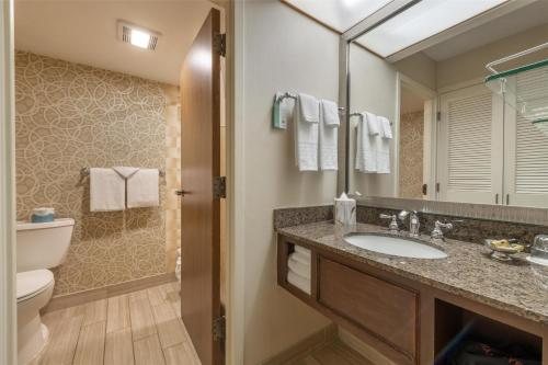 Best Western Plus The Normandy Inn Suites — Bathroom