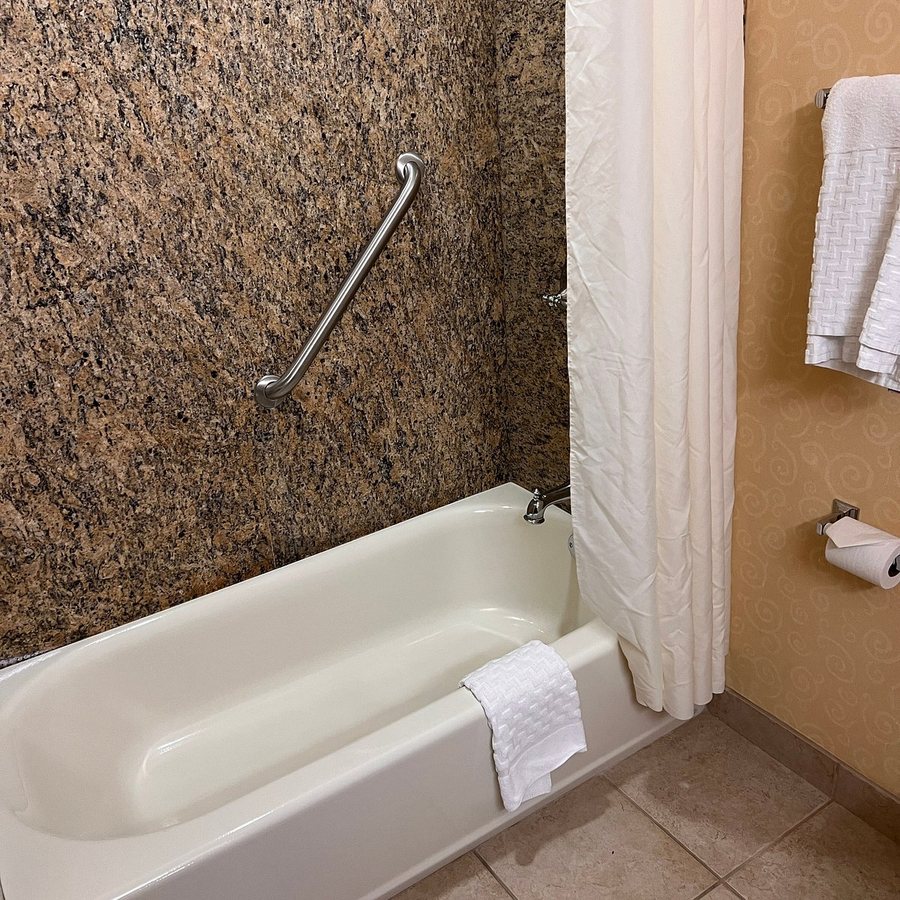 Best Western Plus Ticonderoga Inn Suites — Bathroom