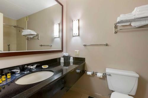 Best Western Plus University Inn — Bathroom