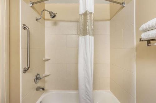 Best Western Plus University Inn — Bathroom