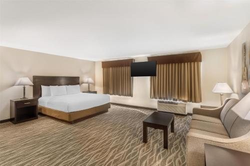 Best Western Plus Valdosta Hotel Suites — Guest room