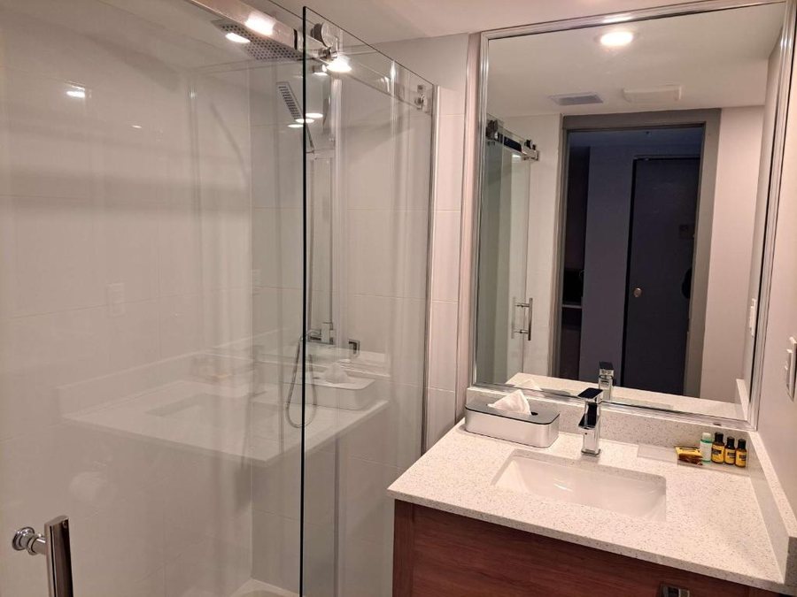 Best Western Plus Vancouver Mall Dr Hotel Suites — Bathroom