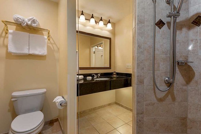 Best Western Plus Vineyard Inn — Bathroom