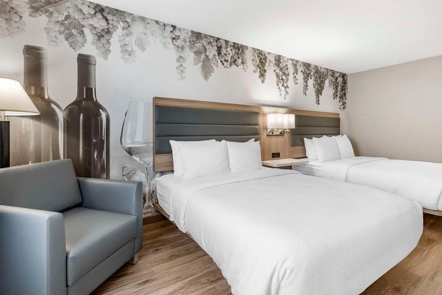 Best Western Plus Vineyard Inn — Guest room