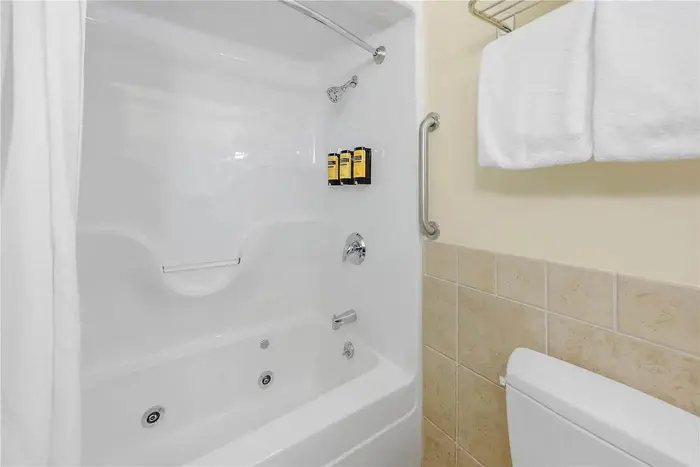 Best Western Plus Vineyard Inn Suites — Bathroom