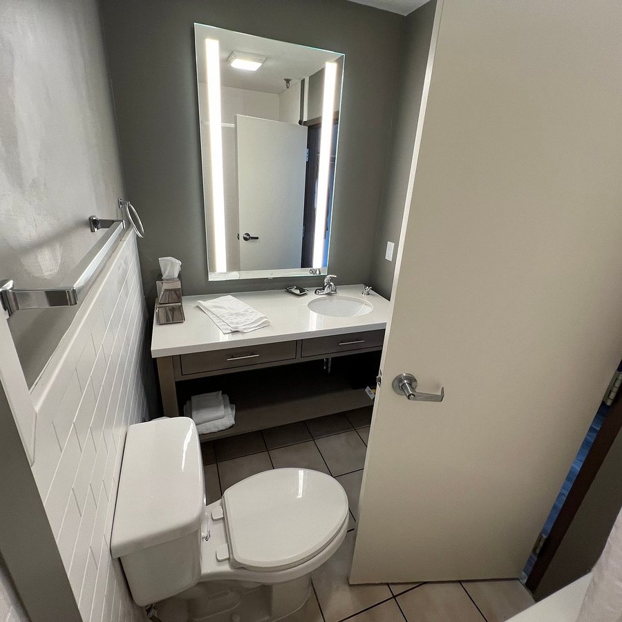 Best Western Plus Waterloo Cedar Falls — Bathroom