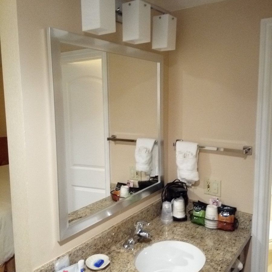 Best Western Plus West Covina Inn — Bathroom