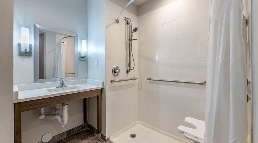 Best Western Plus Westgate Inn Suites — Bathroom