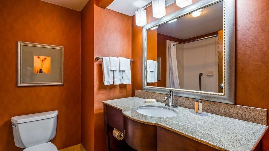 Best Western Plus Wichita West Airport Inn — Bathroom