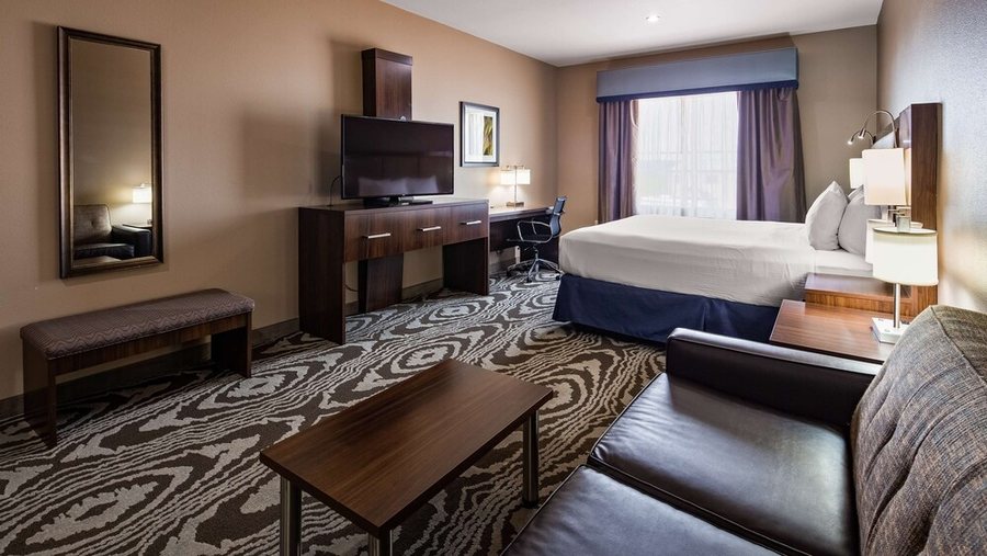 Best Western Plus Williston Hotel Suites — Guest room