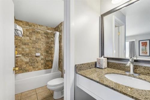 Best Western Plus Windjammer Inn Conference Center — Bathroom