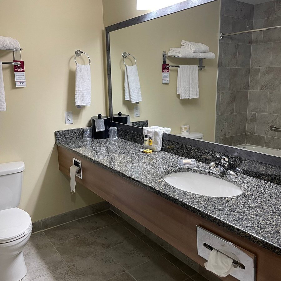 Best Western Plus Woodstock Hotel Conference Centre — Bathroom