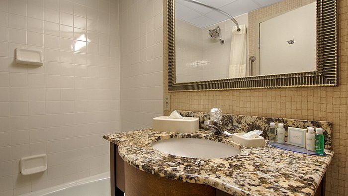 Best Western Plus Wooster Hotel Conference Center — Bathroom