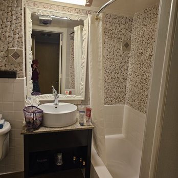 Best Western Plus Yacht Harbor Inn — Bathroom