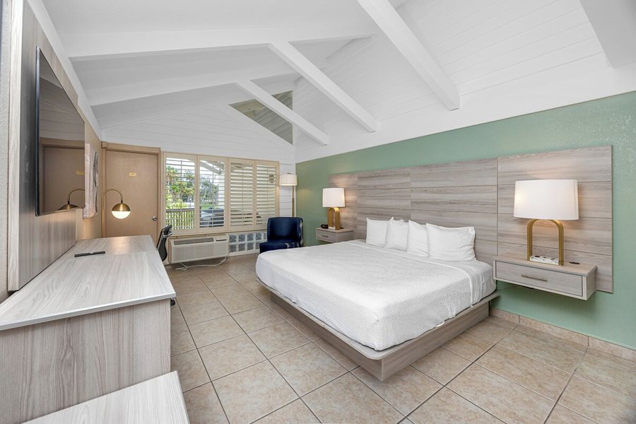 Best Western Plus Yacht Harbor Inn — Guest room
