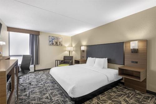Best Western Plus York Hotel Conference Center — Guest room