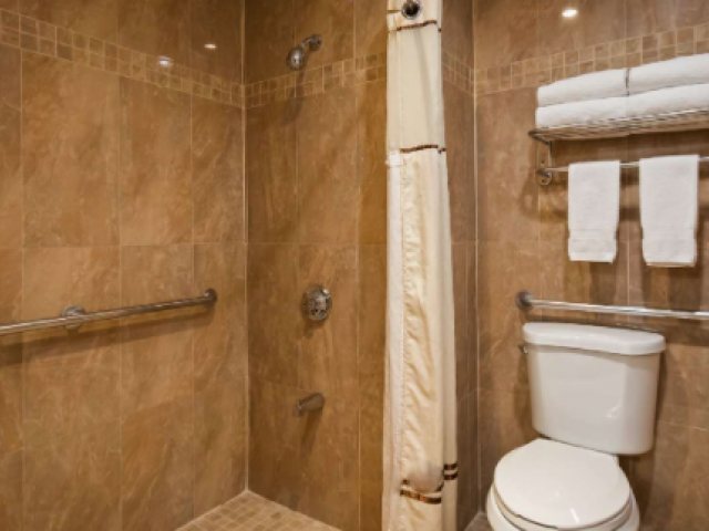 Best Western Plus Yosemite Way Station Motel — Bathroom