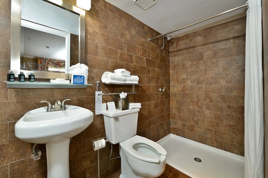 Best Western Plus Yuma Foothills Inn Suites — Bathroom