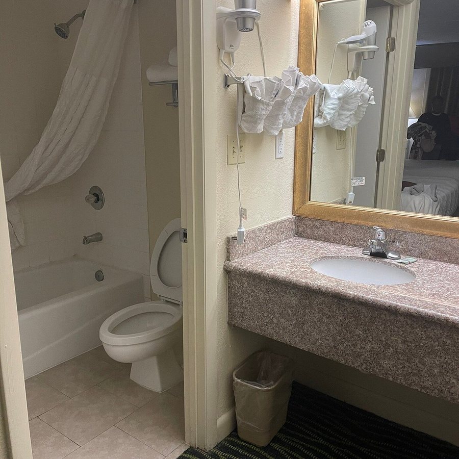Best Western Point South — Bathroom
