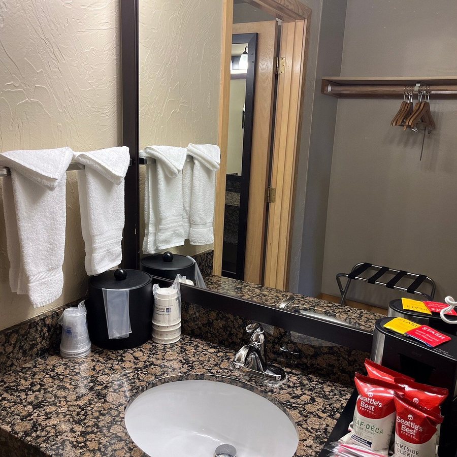 Best Western Ponderosa Lodge — Bathroom