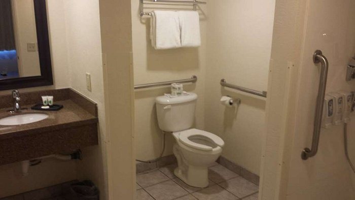 Best Western Pony Soldier Inn Suites — Bathroom