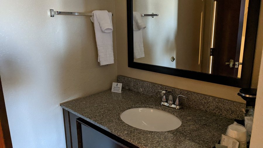 Best Western Port Huron Blue Water Bridge — Bathroom
