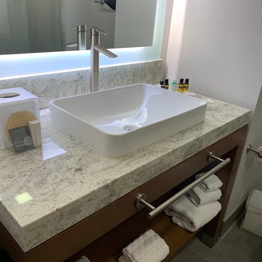 Best Western Premier Hotel at Fisher s Landing — Bathroom