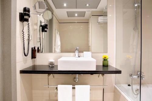 Best Western Premier Hotel Dante Barcelona Catalonia — Bathroom