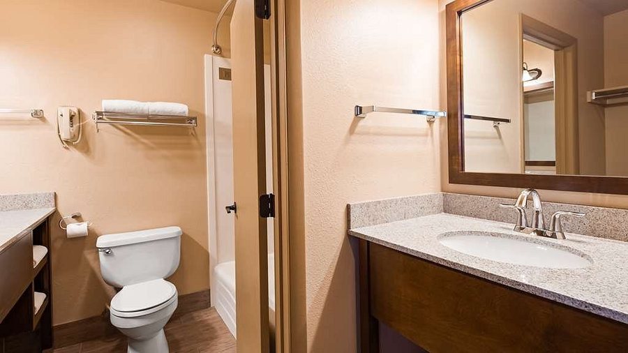 Best Western Premier Ivy Inn Suites — Bathroom