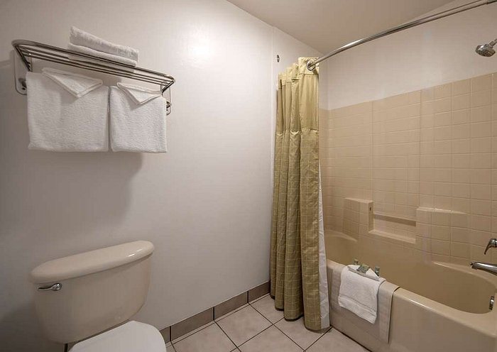 Best Western Premier Liberty Inn Suites — Bathroom